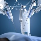 Foto referencial de robots realizando cirugías.