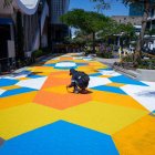 Un obrero pinta un mosaico sobre un tramo de la avenida 9 de Octubre entre Machala y Quito, en el centro de Guayaquil.