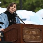Foto de la presidenta interina de la Universidad de Columbia.