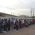 Migrantes hacen fila en Tapachula (México), en una fotografía de archivo.
