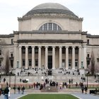 Se ven estudiantes en el campus de la Universidad de Columbia el 14 de abril de 2025, en la ciudad de Nueva York.
