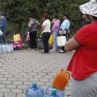 Imagen de archivo de la primera semana del corte. Los moradores del sur de Quito buscaban ojos de agua para tomar el líquido vital.