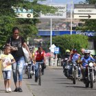 Personas cruzan el puente internacional Simón Bolívar, que une a Villa del Rosario (Colombia) con San Antonio del Táchira (Venezuela).