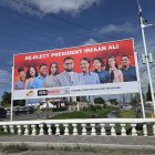 Un cartel electoral del Partido Progresista del Pueblo/Cívico (PPP/C) de Guyana, encabezado por el actual presidente Irfaan Ali.