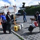 Provisión. En algunos barrios del sur de Quito, ayer aún continuaba el abastecimiento de agua potable mediante tanqueros.