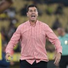 Ismael Rescalvo en la zona técnica del partido de Barcelona ante Liga de Quito.
