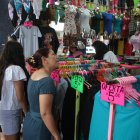 Clientes miran ropa en una tienda en el centro de Guayaquil.