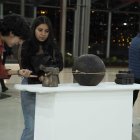 La exposición reúne piezas de más de cuarenta artistas mujeres elaboradas entre el siglo diecinueve y el siglo veintiuno.