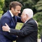 El presidente francés, Emmanuel Macron (izq.), da la bienvenida al presidente palestino Mahmoud Abbas antes de una reunión en el Palacio Presidencial del Elíseo en París el 20 de julio de 2022.
