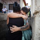El venezolano Ángel Blanco abraza a una familiar, luego de ser liberado del Centro de Confinamiento del Terrorismo (Cecot) en El Salvador y repatriado a Cúa (Venezuela).