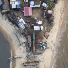 Vista aérea de las estructuras en la isla Plantain. Más de dos millones de personas que viven a lo largo de las costas de Sierra Leona están amenazadas por el aumento del nivel del mar.