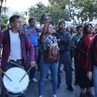 En los exteriores del Ministerio de Cultura y Patrimonio de la capital, artistas, gestores y miembros de entidades culturales protestan.