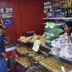 Actividades. Negocios de los barrios del sur de Quito aplicaron estrategias para atender, a pesar del corte.