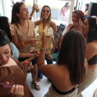 Las coffee parties combinan café, música y actividades sociales en un ambiente diurno y seguro para la ciudadanía. Djs locales son contratados en estos eventos.