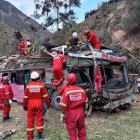 Equipos de rescate acudieron a la zona del accidente del bus en Tarma, Perú, en el que murieron 18 personas.