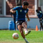 Alexander González se alista para saltar como titular por la banda derecha del Bombillo.