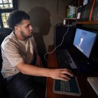 El venezolano Ángel Blanco muestra a EFE su trabajo musical, creado tras su experiencia en una megacárcel de El Salvador, después de ser deportado desde EE.UU.