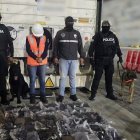 Canes detectan droga en contenedores con fruta en puerto de Guayaquil