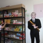 El público local se adueña de la cultura coreana y la comercializa, ya sea en importación de alimentos o venta de mercancía, cada vez son más los negocios que la acogen.