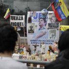 Personas oran en un altar improvisado frente a la Fundación Santa Fe, lugar donde permanece hospitalizado el senador colombiano Miguel Uribe Turbay.