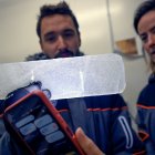 Hielo. Científicos retroiluminan una muestra de hielo azul en el laboratorio.