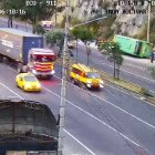 En la av. Simón Bolívar una buseta se volcó a un costado de la vía.