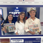 María Lorenza Jalón (centro) muy contenta durante su visita al stand de Diario EXPRESO.
