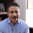 El escritor nació en Guayaquil en 1958 y creció en Esmeraldas. Residía en la capital.