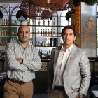 Los socios, Juan Carlos Postigo y Alonso Rojas, mantienen viva la memoria del Perú en cada rincón del restaurante.