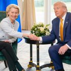 La presidenta de la Comisión Europea, Ursula von der Leyen, y el mandatario estadounidense, Donald Trump.