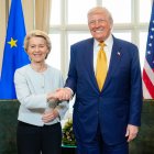 El presidente de la Comisión Europea, Ursula von der Leyen, y el mandatario estadounidense, Donald Trump.