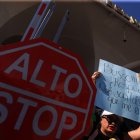 Personas protestan en el puente internacional Santa Fe este sábado 26 de julio, en Ciudad Juárez (México).