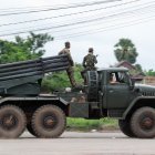 Soldados camboyanos montan en un lanzacohetes múltiple autopropulsado en la provincia de Oddar Meanchey, noroeste de Camboya, este domingo 27 de julio de 2025.