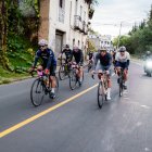 El colombiano Rigoberto Urán (derecha) recorrió las rutas de Quito durante la tercera edición del Giro de Rigo en Ecuador.