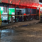 Policía Nacional resguarda la escena tras masacre en distribuidora de licores en El Empalme.