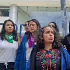 Algunas integrantes del movimiento de mujeres, como Geraldine Guerra, acudieron a la Corte Constitucional, el 28 de julio del 2025. Se oponen a la eliminación del Ministerio de la Mujer.
