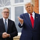 El Primer Ministro Británico Keir Starmer (I) y el Presidente de EE.UU. Donald J. Trump (D)  en Turnberry, Escocia, Reino Unido, 28 de julio de 2025.