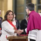 El arzobispo de Lima y cardenal, Carlos Castillo Mattasoglio (d), saludando a la presidenta de Perú, Dina Boluarte, este lunes 28 de julio de 2025 en Lima (Perú).