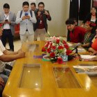 Marlon Vargas recibió de manos de Leonidas Iza, la transición administrativa del mando de la Conaie.