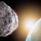 Representación del asteroide 2022 OE2 comparado con la Torre de Pisa. Aunque su tamaño impresiona, su trayectoria no representa peligro para la Tierra.