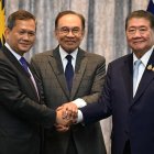 El primer ministro de Malasia, Anwar Ibrahim (c) y los primeros ministros de Tailandia y Camboya, Phumtham Wechayachai (d) y Hun Manet (i), tras el acuerdo de un alto el fuego.