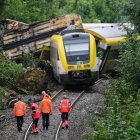 Trabajadores de la compañía ferroviaria alemana se encuentran frente a un tren de pasajeros descarrilado cerca de Riedlingen, Alemania, el 28 de julio de 2025.