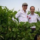 Fabien Marchand-Cassagne (izq.) y Sébastien Thomas, fundadores de la start-up Moderato, posan en un viñedo en el suroeste de Francia.