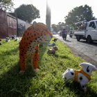 Vista general de varias alcancías de vistosos colores y con forma de animales y personajes de caricaturas, en una calle de Managua (Nicaragua).