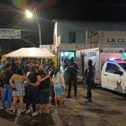 Familiares, amigos y habitantes en general buscaban consuelo ante la tragedia ocurrida en un bar de Guayas, parroquia de El Empalme.