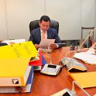 El abogado de Daniel Salcedo acudió con las carpetas a la mesa de Fiscalización.