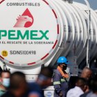 Un trabajador de la petrolera estatal mexicana PEMEX junto a un camión de la empresa petrolera.
