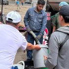 Mientras duró el corte de agua, algunos vecinos compartieron el líquido con los afectados. El Municipio dice que analiza compensaciones.