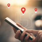 Aplicaciones como WhatsApp y Google Maps permiten compartir la ubicación en tiempo real, siempre con consentimiento y conexión activa.