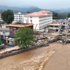 Una carretera y un puente afectados por la inundación en la aldea Xiaying, en el norte de China, el 28 de julio de 2025.
